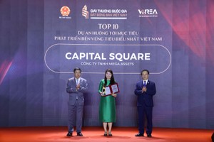 Bà Hoàng Quỳnh Phương - Đại diện Công ty TNHH Mega Assets - chủ Kl99ok phiên bản mới Dự án Capital Square nhận Danh hiệu.