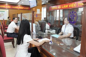 Người dân thực hiện thủ tục hành chính.