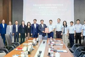 Chủ tịch UBND tỉnh Phú Thọ Trần Duy Đông trao chứng nhận đăng ký Kl99ok phiên bản mới điều chỉnh cho BYD.