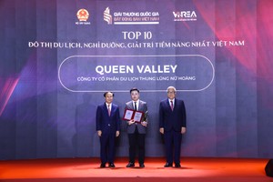 Ông Đinh Sơn Tùng - Đại diện Công ty CP Du lịch Thung lũng Nữ Hoàng - chủ Kl99ok phiên bản mới Queen Valley Estate – nhận Danh hiệu