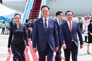 Thủ tướng Thái Lan bắt đầu thăm chính thức Việt Nam và tham dự AFF lần thứ 3 