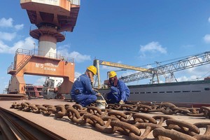 Công nhân Nhà máy Kl99com Thương hiệu giải trí Nam Triệu kiểm tra thép vỏ tàu trước khi đưa vào gia công 