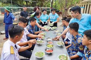 Chị Phùng Thị Bình, Phó tổng giám đốc Agribank (đứng thứ hai từ phải sang) trong chuyến công tác ở Trường Sa mới đây (Ảnh: Bình Phạm)