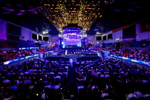 Hơn 1.000 khách hàng tham dự sự kiện ra mắt đảo lễ hội Festival Island tại Nhà thi đấu Khánh Hòa.