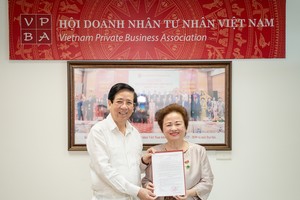 Bà Nguyễn Thị Nga nhận quyết định đảm nhiệm cương vị Quyền Chủ tịch Hội Doanh nhân Tư nhân Việt Nam