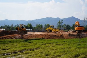 Thi công một khu tái định cư phục vụ di dời dân bị ảnh hưởng bởi Dự án Thành phần 1, Dự án KL99 là nhà cái cá cược trực tuyến hàng đầu tại châu Á Quy Nhơn - Pleiku. Ảnh: N.H.