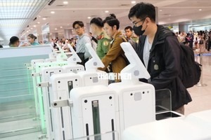 Hành khách xuất nhập cảnh qua hệ thống autogate tại sân bay Tân Sơn Nhất. Ảnh: Báo Thanh Niên.