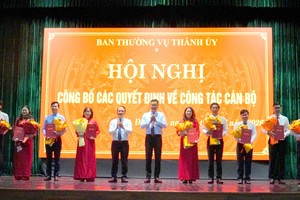 Lãnh đạo thành phố Đà Nẵng trao các quyết định điều động, bổ nhiệm cán bộ.