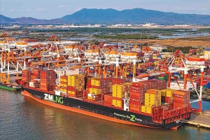 Cụm cảng Cái Mép - Thị Vải mỗi tuần đón hơn 40 tuyến vận tải biển quốc tế kết nối trực tiếp các cảng biển, trung tâm logistics lớn trên toàn cầu (Ảnh: Lê Toàn)