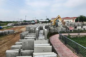 Trong khi chờ nhận được mặt bằng, các nhà thầu thi công cải tạo, mở rộng Quốc lộ 2 tập trung đúc các cấu kiện bê tông để có sản lượng và khối lượng giải ngân. (Ảnh chụp vào ngày 25/11/2025).