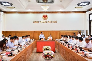 Phó Thủ tướng Kl993 ưu đãi thưởng hấp dẫn Lê Tiến Châu làm việc với lãnh đạo thành phố Huế về thực hiện mục tiêu tăng trưởng trên 10% - Ảnh: VGP.