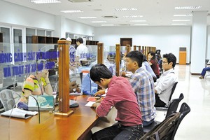 Người dân làm thủ tục hành chính tại Trung tâm Hành chính công TP. Đà Nẵng. Ảnh: Linh Đan