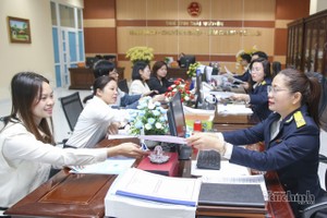 Công chức Thuế tỉnh Thái Nguyên hỗ trợ người nộp thuế thực hiện Kl992 Tham Gia Ngay thuế. Ảnh: Đức Thanh