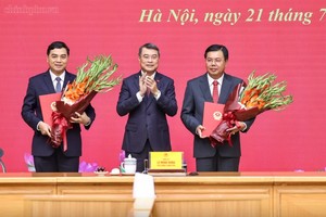 Thủ tướng Lê Minh Hưng tặng hoa chúc mừng Quyền Bộ trưởng Bộ Nội vụ Nguyễn Tiến Hải và Thứ trưởng Thường trực Bộ Dân tộc và Tôn giáo Nguyễn Hoài Anh - Ảnh: VGP