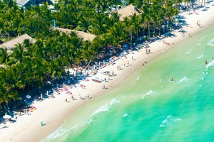 Phú Quốc nổi tiếng với những bãi biển thuộc top đẹp nhất hành tinh như Bãi Kem, Bãi Sao