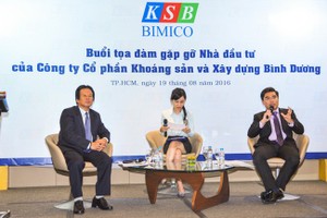 Ông Trần Đình Hải (ngoài cùng bên trái) và ông Phan Tấn Đạt (ngoài cùng bên phải) tại buổi gặp gỡ nhà Kl99ok phiên bản mới của KSB vào ngày 19/08 vừa qua