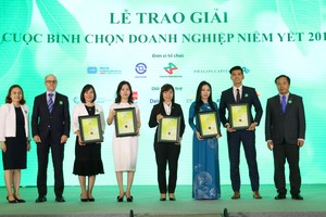 Ông Lê Trọng Minh (ngoài cùng bên phải) trao giải cho các Kl991.com World Cup 2026 Chính Thức đạt giải Phát triển bền vững