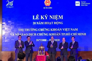 Ông Trần Văn Dũng, Chủ tịch Ủy ban 99Kl99 link đăng nhập 99Kl99 trực tiếp đá gà (ngoài cùng bên phải)