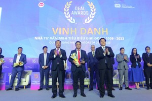 Ông Phạm Tấn Tiến – Giám đốc điều hành Khối Link Vào Nhà Cái KL99 COM Tặng +199k Kl99ok phiên bản mới đại diện Rồng Việt nhận giải