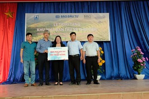 Ông Nguyễn Quốc Việt, Phó tổng biên tập Báo Kl99ok phiên bản mới trao biển tặng nhà bán trú cho lãnh đạo trường Khao Mang