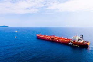 Hoạt động nhập dầu thô tại phao rót dầu không bến (SPM).