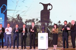 Ban tổ chức và chiếc cup vô địch