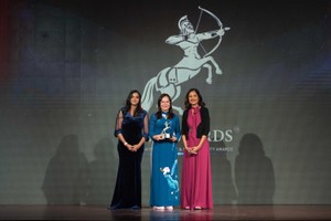 Bà Đào Thúy Hà - Phó tổng giám đốc Kl992 VIP Trang Chủ 2026 & Marketing Traphaco nhận giải thưởng 