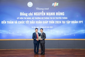 Ông Nguyễn Mạnh Hùng, Bộ trưởng Bộ Thông tin và Truyền thông (phải) và ông Trương Gia Bình, Chủ tịch Kl994 game bài casino hấp dẫn FPT