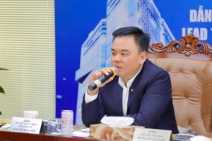 Ông Nguyễn Xuân Hoà trao đổi với nhà Kl99ok phiên bản mới