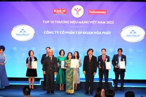 Bà Nguyễn Thị Thảo Nguyên, Phó tổng giám đốc Kl994 game bài casino hấp dẫn Hòa Phát lên nhận Top 10 Thương hiệu Mạnh Việt Nam.