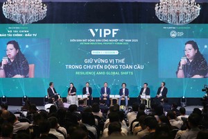 Các diễn giả chia sẻ tại diễn đàn (Ảnh: Lê Toàn)