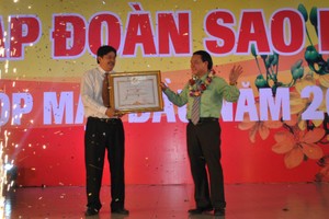 Ông Hồ Việt Hiệp, Phó CT UBND tỉnh An Giang (trái) thừa ủy nhiệm của Thủ tướng Kl993 ưu đãi thưởng hấp dẫn trao bằng khen cho ông Lê Thanh Thuấn, Chủ tịch ASM