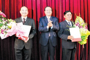 Ông Tô Huy Rứa trao Quyết định của Bộ Kl991.com tải ứng dụng và chúc mừng các ông Trần Cẩm Tú, Phó Chủ nhiệm Ủy ban Kiểm tra TW; Phạm Văn Sinh, Bí thư Tỉnh ủy, Chủ tịch HÐND tỉnh Thái Bình