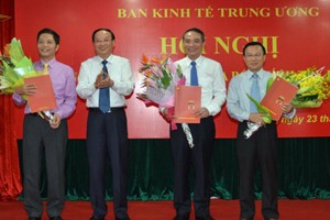 Ông Tô Huy Rứa trao Quyết định bổ nhiệm Phó Trưởng Ban Kl992 cổng game cá cược TƯ cho các ông Trương Quang Nghĩa (thứ hai từ phải sang), Trần Văn Hiếu (ngoài cùng bên phải) và Trần Tuấn Anh (ngoài cùng bên trái). Ảnh: VGP