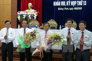 Ông Đinh Văn Thu (thứ hai từ trái sang) được bầu giữ chức Chủ tịch UBND tỉnh Quảng Nam. Ảnh: TTXVN.
