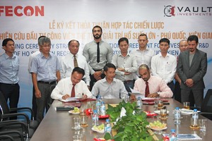 Ông Phạm Việt Khoa - Chủ tịch HĐQT FECON và ông Sultan Ali Lashed Lootah - Chủ tịch Quỹ Kl99ok phiên bản mới VAULT cùng ký kết thoả thuận hợp tác vừa ký kết dưới sự chứng kiến của Đại sứ đặc mệnh toàn quyền Việt Nam tại UAE Phạm Bình Đàm