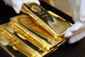 Vàng duy trì mức cao khi USD trượt giá
