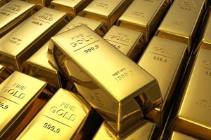 Vàng giảm nhẹ, USD về thấp hơn mức trước điều chỉnh của NHNN