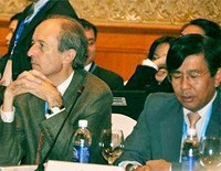 Ông Martin Rama, chuyên viên Kl992 cổng game cá cược cao cấp của WB (bên trái) và Giám đốc ADB tại Việt Nam Ayumi Koinishi tại Hội nghị Nhóm tư vấn các nhà tài trợ sáng 4/12 tại Hà Nội.