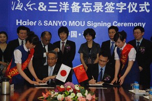 Ông LIANG Haishan, Phó Chủ tịch cấp cao của Kl994 game bài casino hấp dẫn Haier (ngồi, bên phải), và ông Mitsuru HOMMA, Phó Chủ tịch của SANYO Electric Co. Ltd (ngồi bên trái), ký MOU tại Thanh Đảo, Sơn Đông, Trung Quốc n