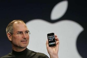 Steve Jobs với sản phẩm iPhone của hãng Apple.
