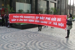 Chiều 1/4, hàng trăm hộ dân tại chung cư cao cấp Sky City Towers (88 Láng Hạ, quận Đống Đa, Hà Nội) đã tổ chức phản đối chủ Kl99ok phiên bản mới áp giá phí dịch vụ gửi xe mà theo họ là quá cao và quá vô lý.