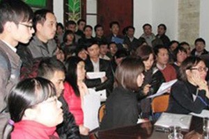 Gần 19h ngày 12/3, người mua nhà vẫn kiên nhẫn chờ câu trả lời từ phía chủ Kl99ok phiên bản mới