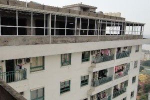 Tầng áp mái chung cư 93 Lò Đúc được cơi nới.
