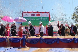 Lễ động thổ xây dựng sân bay quốc tế Attapeu tại Lào, ngày 11/2/2012. Công trình cũng do Hoàng Anh Gia Lai bỏ vốn Kl99ok phiên bản mới.