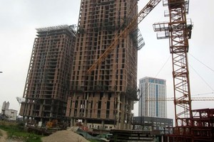 Tòa nhà CT101 dù được chủ Kl99ok phiên bản mới hứa bàn giao trong quý 1/2013, nhưng đến nay vẫn chưa hoàn thiện.