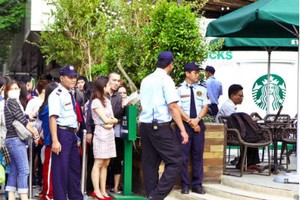 Starbucks đã tạo ấn tượng trong những ngày đầu khi đông đảo bạn trẻ xếp hàng chờ đến lượt vào thưởng thức cà phê. 	