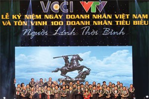 Vinh danh 100 doanh nhân tiêu biểu 