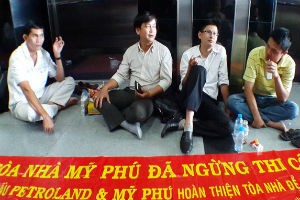 Đây là lần thứ 6 nhóm khách hàng này kéo đến bao vây chủ Kl99ok phiên bản mới nhưng vẫn chưa giải quyết được gì