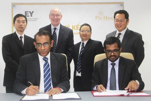 Ông Bimal Balasingham, Giám đốc Phú Hưng Life Insurance và ông Saman W. Bandara, Phó Tổng Giám đốc Phụ trách Dịch vụ Kl99kl phiên bản hoạt động của EY Việt Nam ký kết hợp đồng.